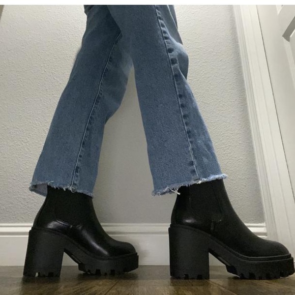 New in box urban outfitters Chloe timeless chunky rubber sole chelsea boots 10 - Picture 2 of 6